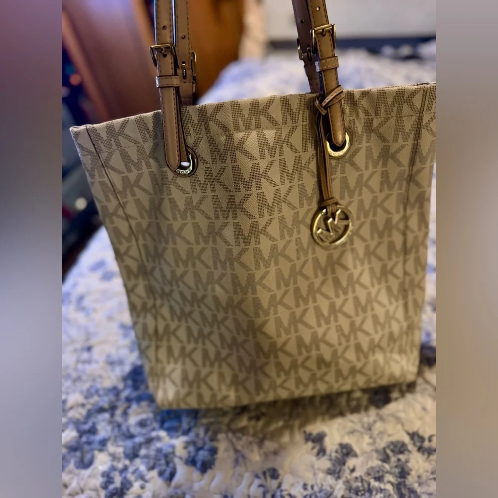 Michael Kors Tan Monogram jet set travel Tote Bag great condition